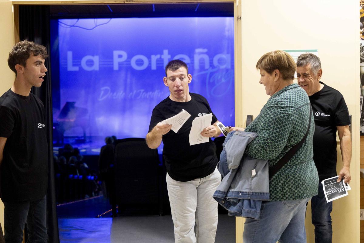 Personas con discapacidad intelectual, acomodadores en la Casa de Cultura de Mutxamel
