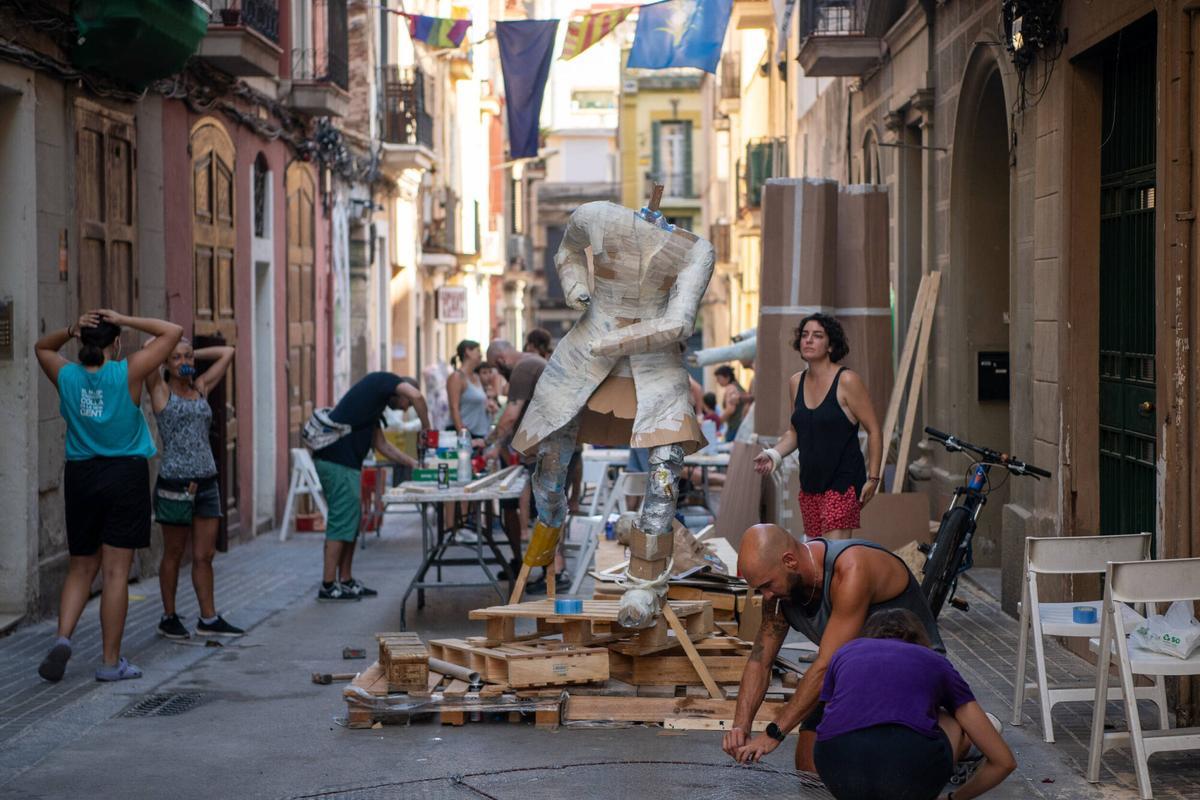 Vecinos y vecinas de la calle Congrés trabajando en la creación de ‘guarnits’ para las fiestas mayores de Gràcia. Este año, 5 calles del barrio se han unido bajo la temática de ‘El Señor de los Anillos’. Barcelona, 4 de agosto de 2026. Foto: Belén González / EP