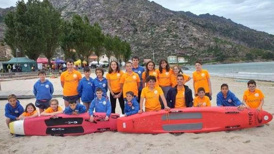 El equipo de deportistas del Club Acuático Umia en Dumbría. // FDV