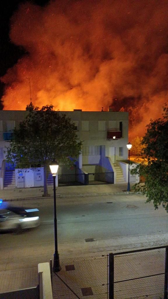 "Impresionante" incendio en Requena esta noche