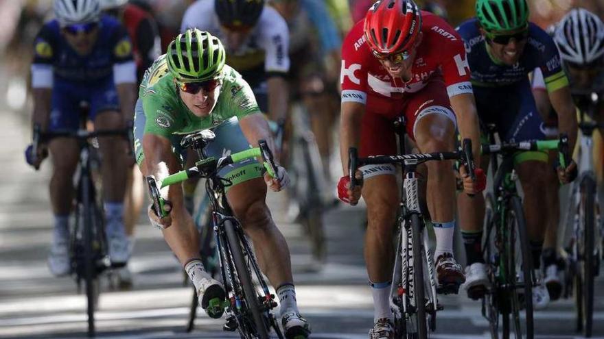 Peter Sagan supera a Alexander Kristoff en la línea de meta de la decimosexta etapa del Tour.