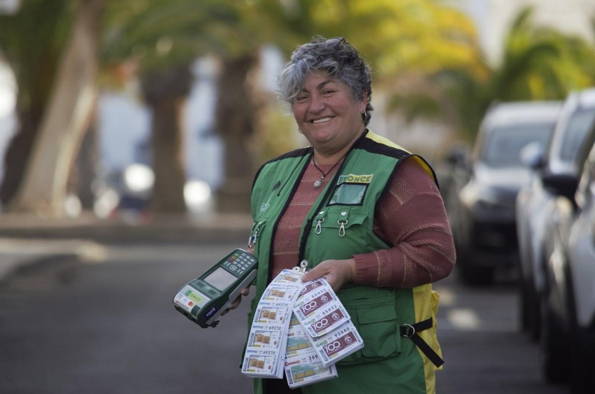 Guadalupe Reyes García, la agente vendedora de la ONCE, en el barrio de Altavista, en Lanzarote.