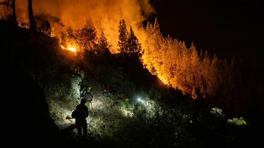 El fuego sin control en la corona forestal quema 1.800 hectáreas