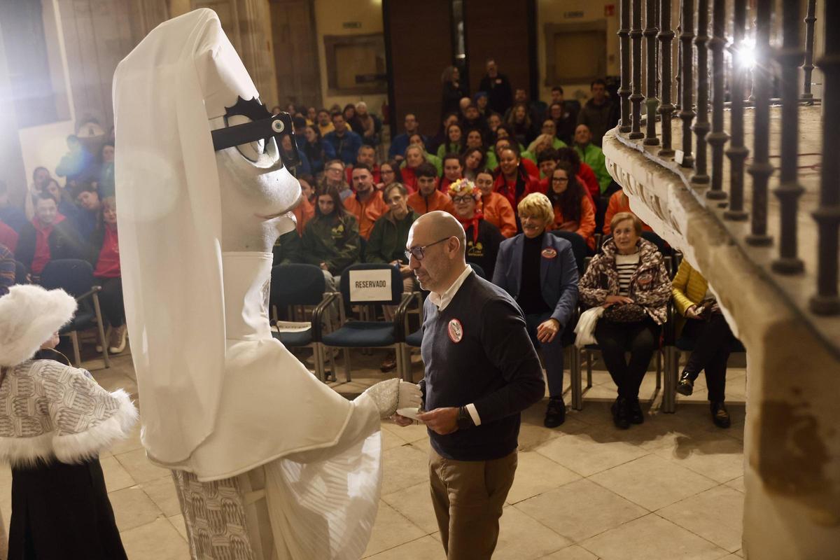 La sardina del Antroxu de Gijón ya tiene disfraz (en imágenes) La sardina del Antroxu de Gijón ya tiene disfraz (en imágenes)
