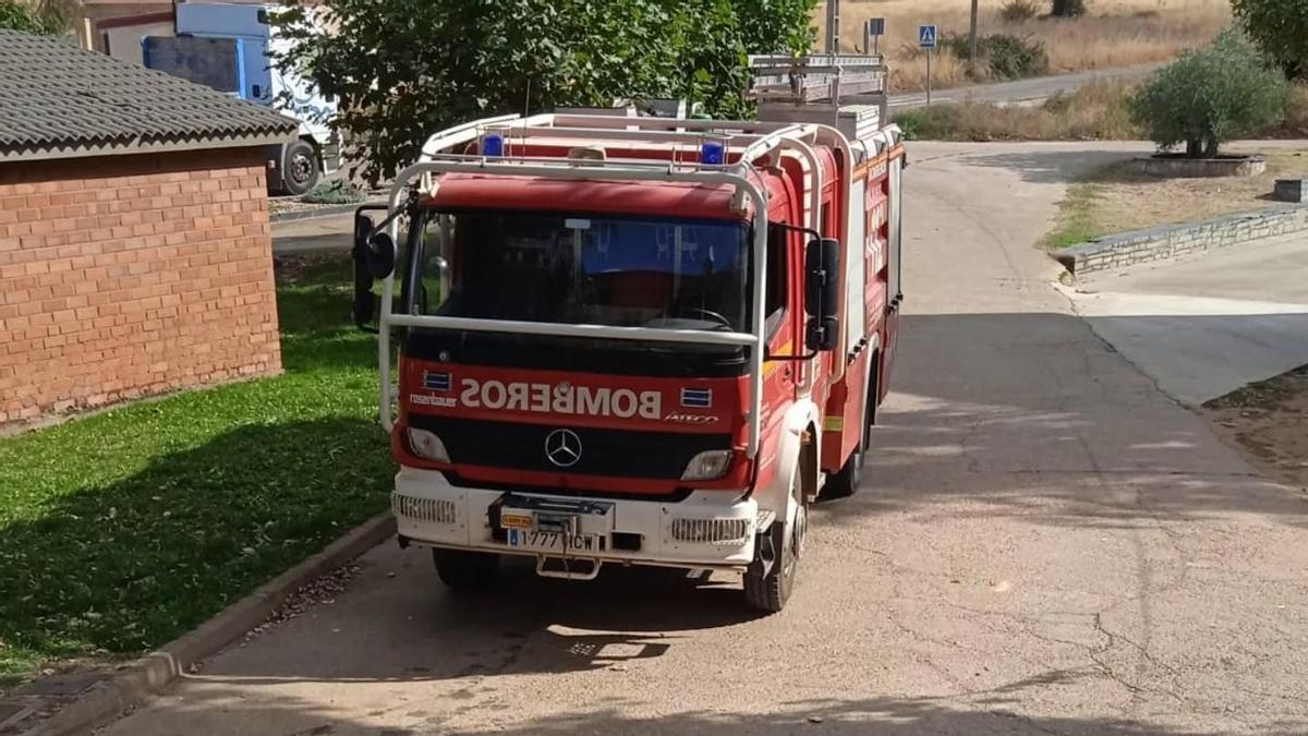 Los bomberos trabajan en las labores de extinción del fuego.
