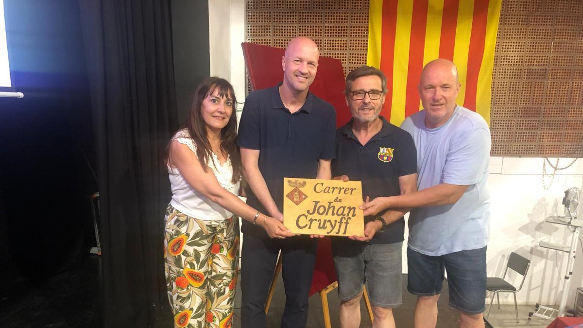 Dolors Gasol, Jordi Cruyff, Carles Puig y Carles Comes con la placa de la nueva calle dedicada a Johan Cruyff