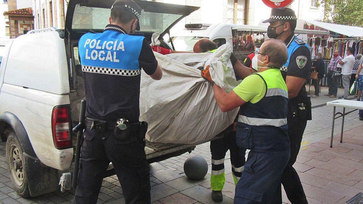 La Policía retira la mercancía incautada a un &quot;mantero&quot; el domingo en el mercado de Cangas de Onís.