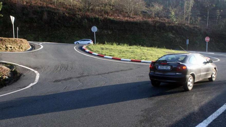 Enlace de la carretera N-640 con el vial de acceso a la autopista AP-53 en A Rocha. // Bernabé/Luismy