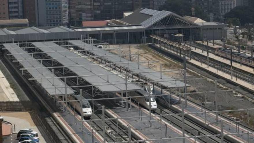 Dos trenes de alta velocidad aparcados en los andenes de la estación-término de Alicante.