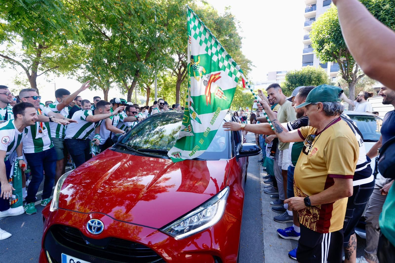 Barcelona Atlétic-Córdoba CF | El recibimiento al equipo de la afición cordobesista, en imágenes