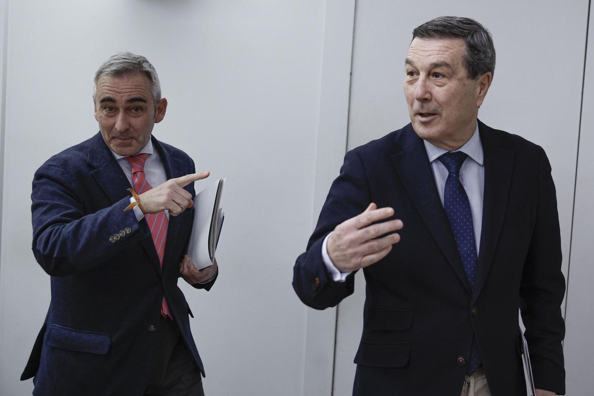 El portavoz de Consell, Miguel Barrachina, junto al conseller de Sanidad, Marciano Gómez, este viernes antes del pleno del Consell
