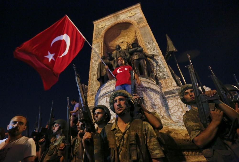 Manifestació davant el Monument a la República a la Plaça de Taksim a Istanbul,