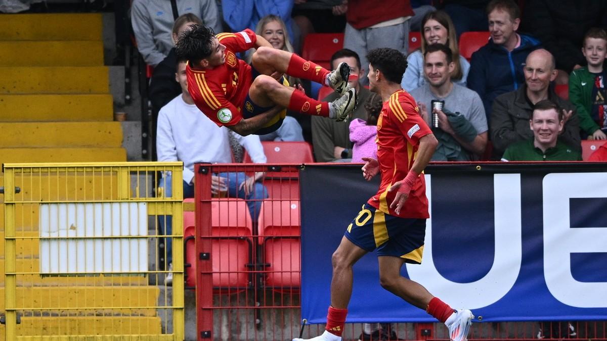 Dani Rodríguez celebra su gol ante Francia en la fase de grupos del Europeo sub-19
