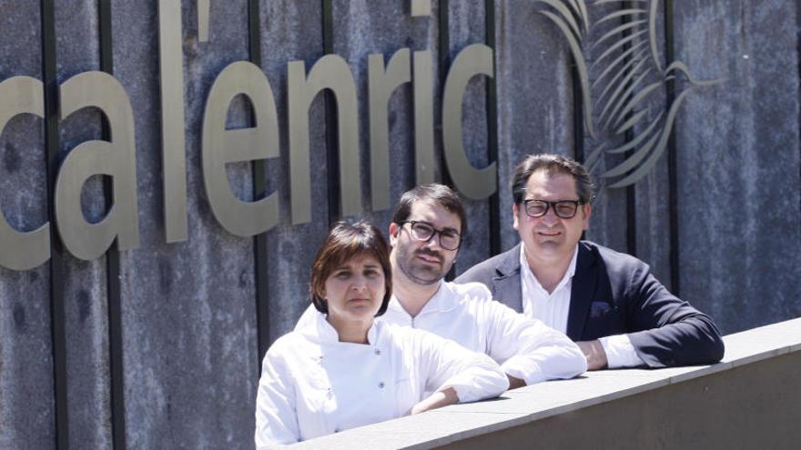 Isabel, Jordi i Joan Juncà a l&#039;entrada del restaurant Ca l&#039;Enric de la Vall de Bianya.