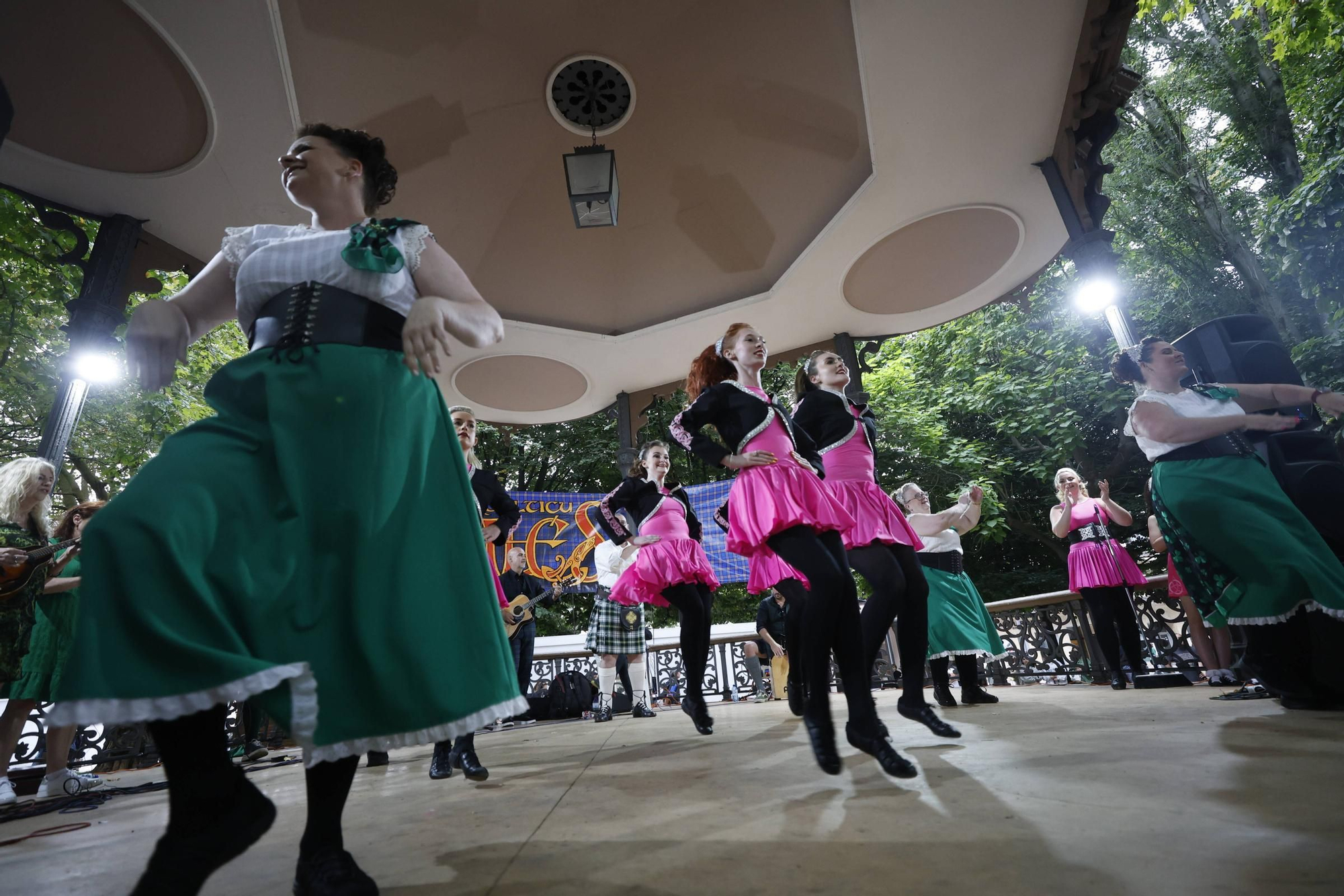 Así fue la colorida actuación del grupo norirlandés "Keltic Flair" en el festival Intercélticu de Avilés