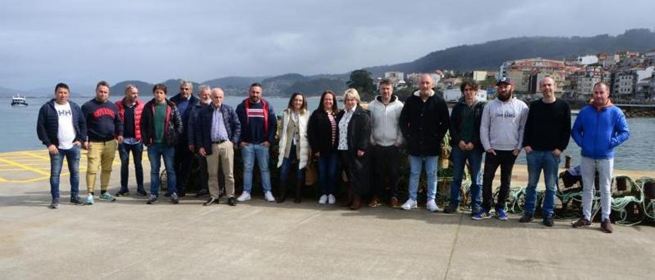 Las cofradías y agrupaciones de percebeiros de siete pósitos de Pontevedra se reunieron ayer en la lonja de Bueu. |   // GONZALO NÚÑEZ