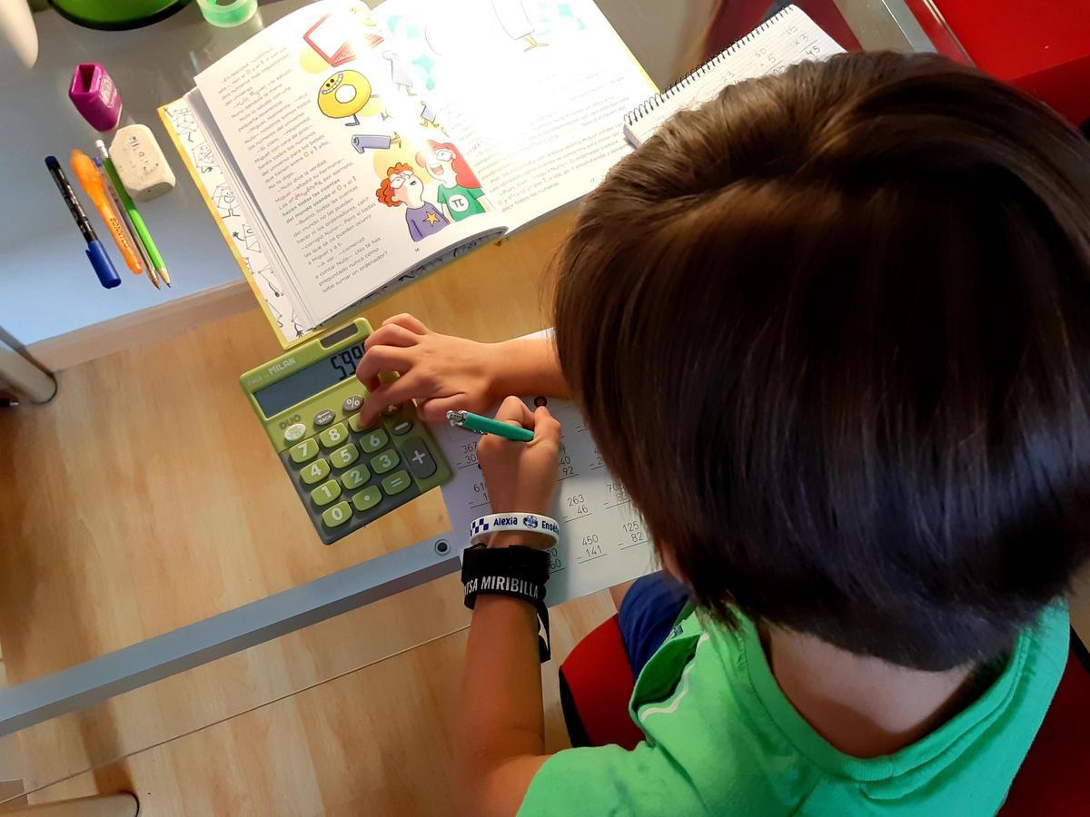 Un niño de primaria, realizando unos ejercicios de matemáticas, en su casa de Madrid..
