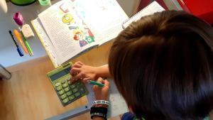 Un niño de primaria, realizando unos ejercicios de matemáticas, en su casa de Madrid..