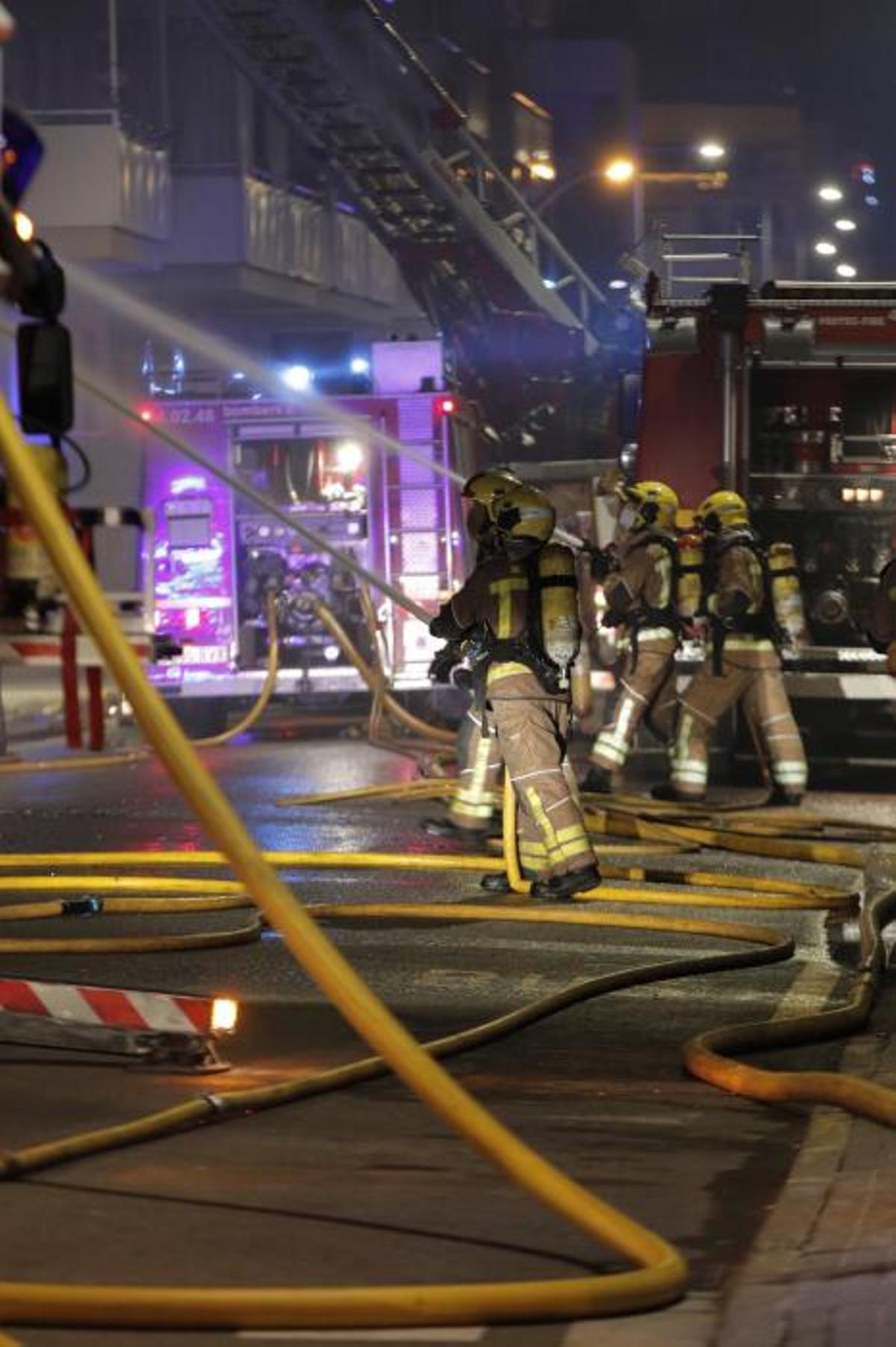 Al menos dos muertos en el incendio en Badalona Al menos dos muertos en el incendio en Badalona