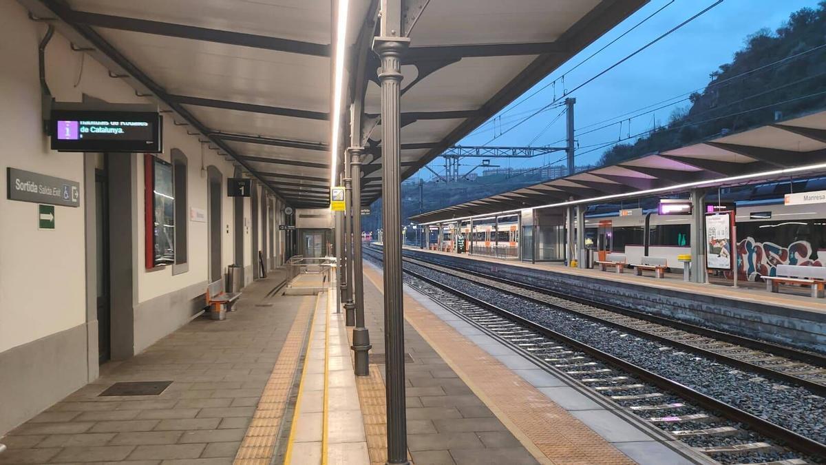 L'estació de RENFE a Manresa completament buida aquest matí per l'aturada de maquinites