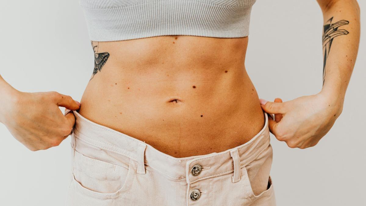 El ingrediente con acción antiinflamatoria que los nutricionistas recomiendan tomar para acabar con el vientre hinchado