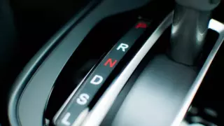 Esto es lo que significan las letras en el cambio automático de un coche