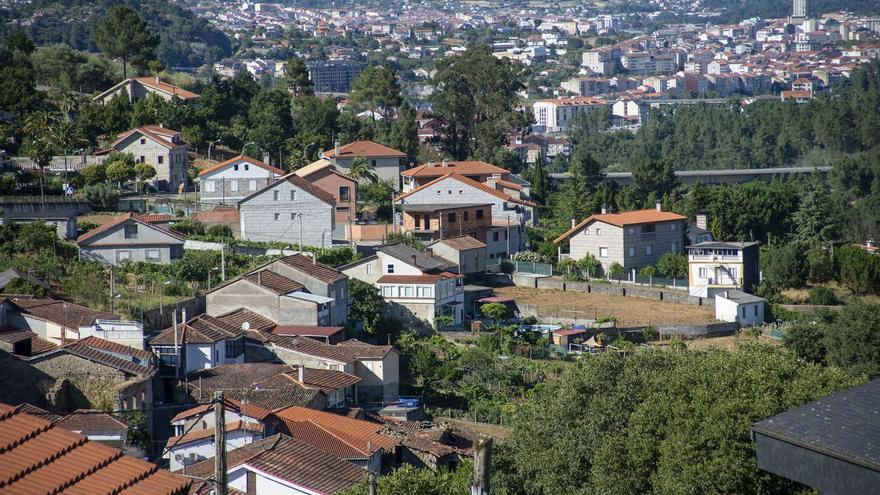 Vista desde Barbadás, con la ciudad de Ourense al fondo.   | // CARLOS PETEIRO