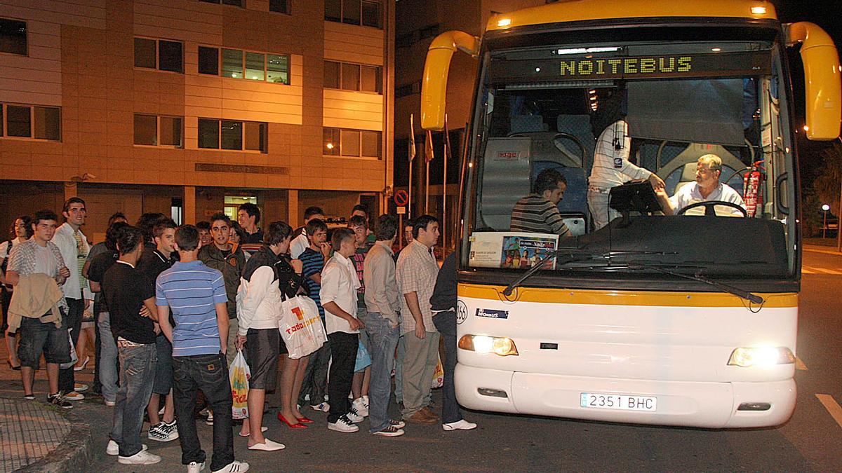 Imagen de archivo de jóvenes accediendo al servicio de Noitebús en una localidad gallega