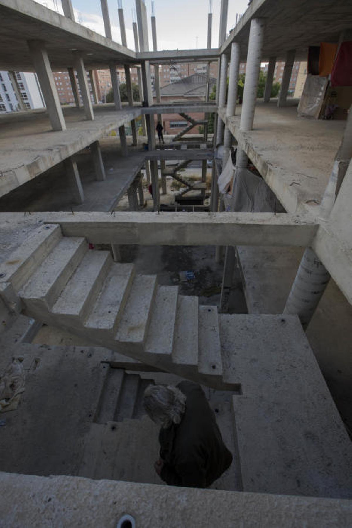 Sin techo viven en la estructura de un edificio