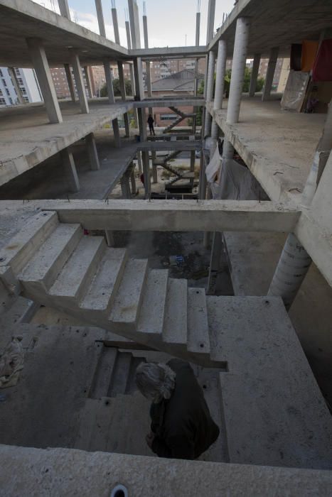 Sin techo viven en la estructura de un edificio