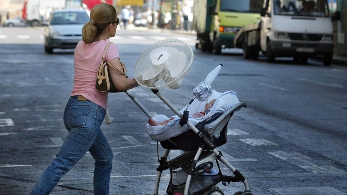 zentauroepp3206715 valencia 19 7 05  carrito de bebe con ventilador  continuan 170220182015