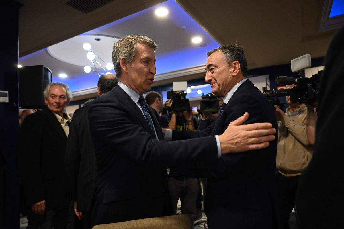 El presidente del PP, Alberto Núñez Feijóo, y el presidente del Euzkadi Buru Batzar, Aitor Esteban, durante un desayuno informativo de Fórum Europa, a 4 de marzo de 2026, en Bilbao, Vizcaya, País Vasco (España).