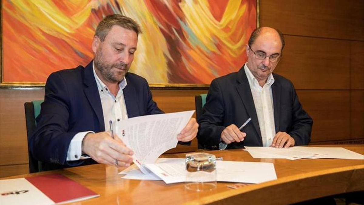 Firma del pacto de gobierno entre José Luis Soro y Javier Lambán, en 2019.