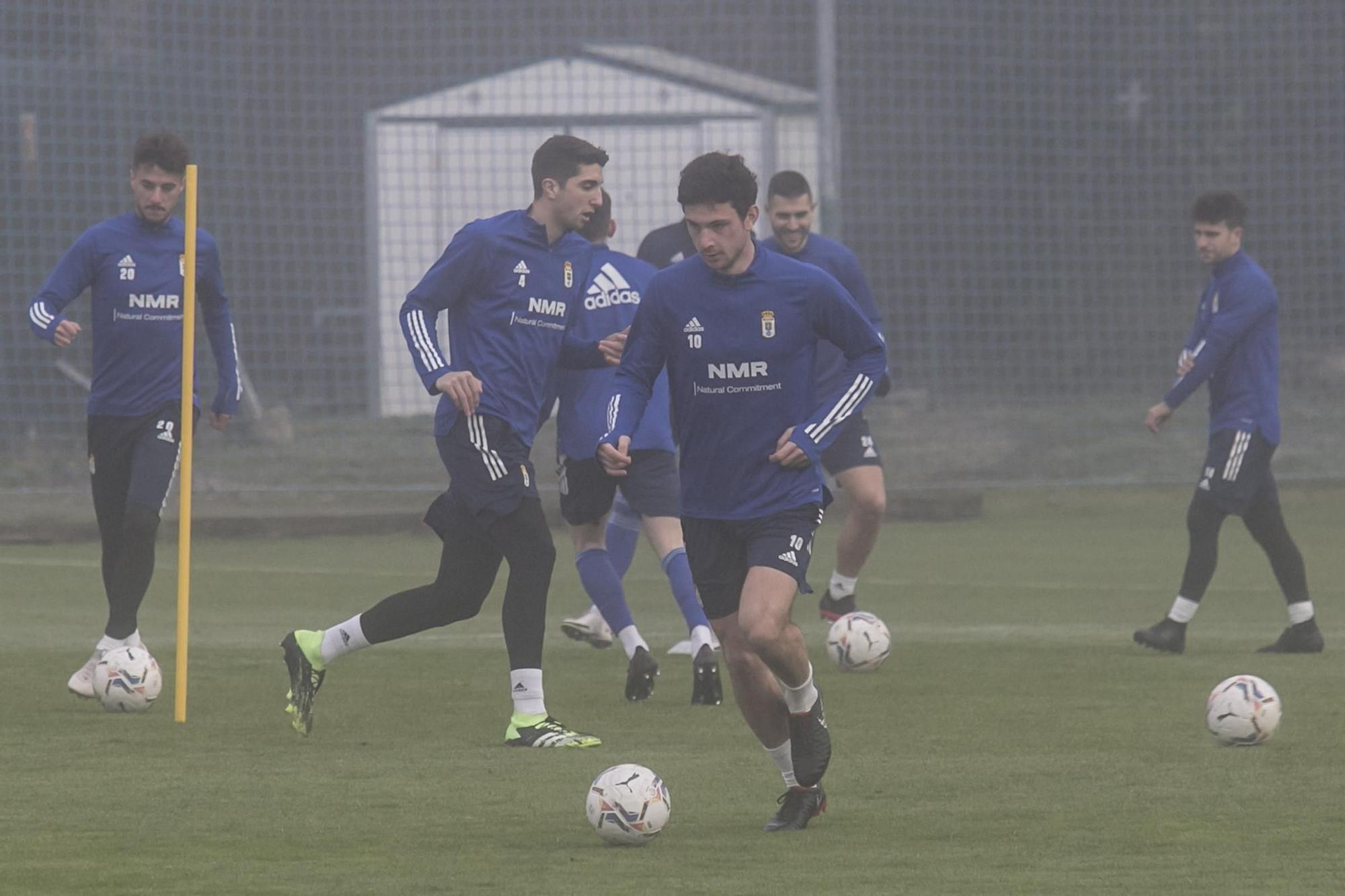 El entrenamiento del Oviedo en mitad de la niebla