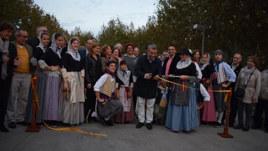 El alcalde de Inca, Virgilio Moreno, corta la cinta inaugural del Dijous Bo 2018, esta tarde en la Plaça del Bestiar de Inca.