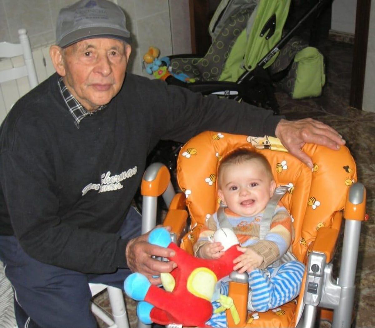 El "Herrero de Rabanales" posa junto a Elías, su bisnieto.