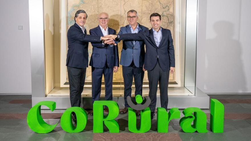 Los responsables de Clun y Leche Celta posan tras la firma del acuerdo.