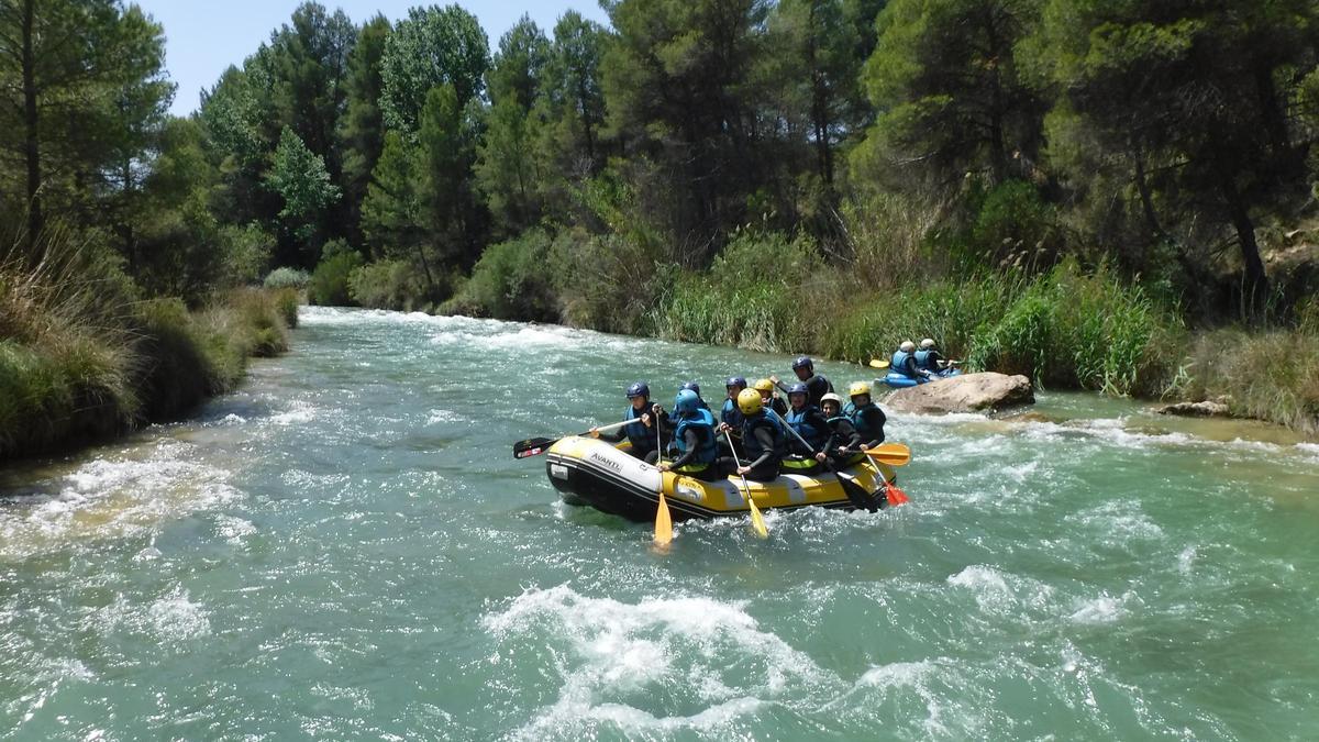 Tierra Bobal es un espacio donde disfrutar de turismo activo como el barranquismo.