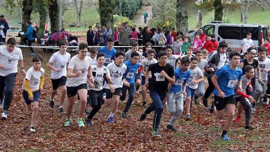 Escolares participantes en el Campionato Zonal de Campo a Través, ayer, en la playa fluvial de A Estrada. // Bernabé / Juan Carlos Asorey