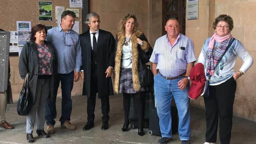 Marcelino Tamargo (en el centro), con algunos de sus defendidos, en el Juzgado de Cangas de Onís, ayer.