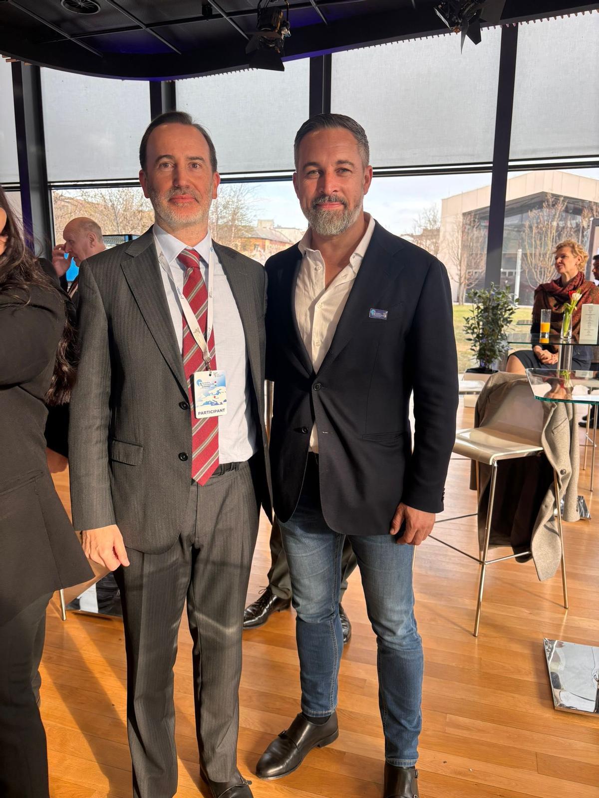 El presidente del Parlament, Gabriel Le Senne, junto a Santiago Abascal en Budapest