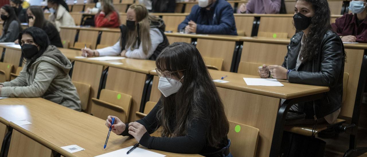 Alumnado de Derecho durante un examen, ayer en el aula magna de la Facultad.