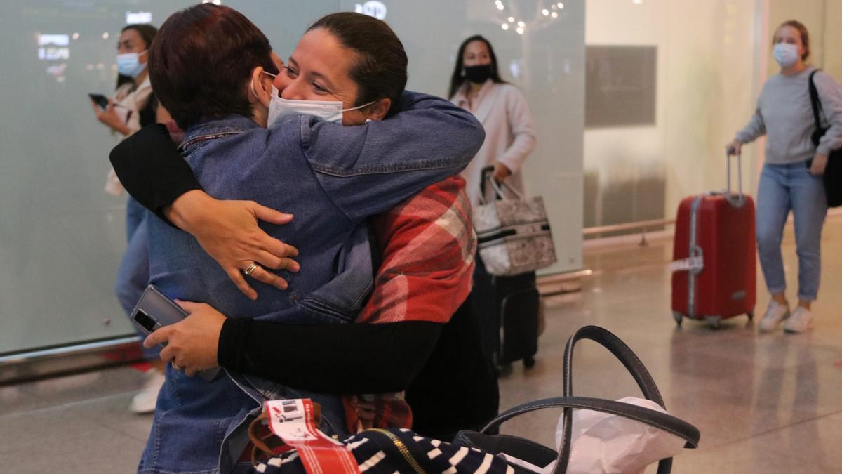 L&#039;abraçada entre una passatgera i una familiar que l&#039;espera a la zona d&#039;arribades de l&#039;aeroport del Prat