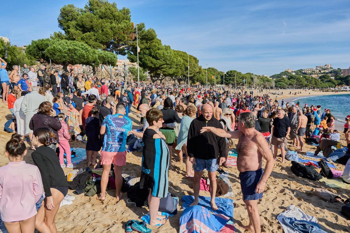 Les fotos del primer bany de l'any 2026 a Sant Feliu de Guíxols