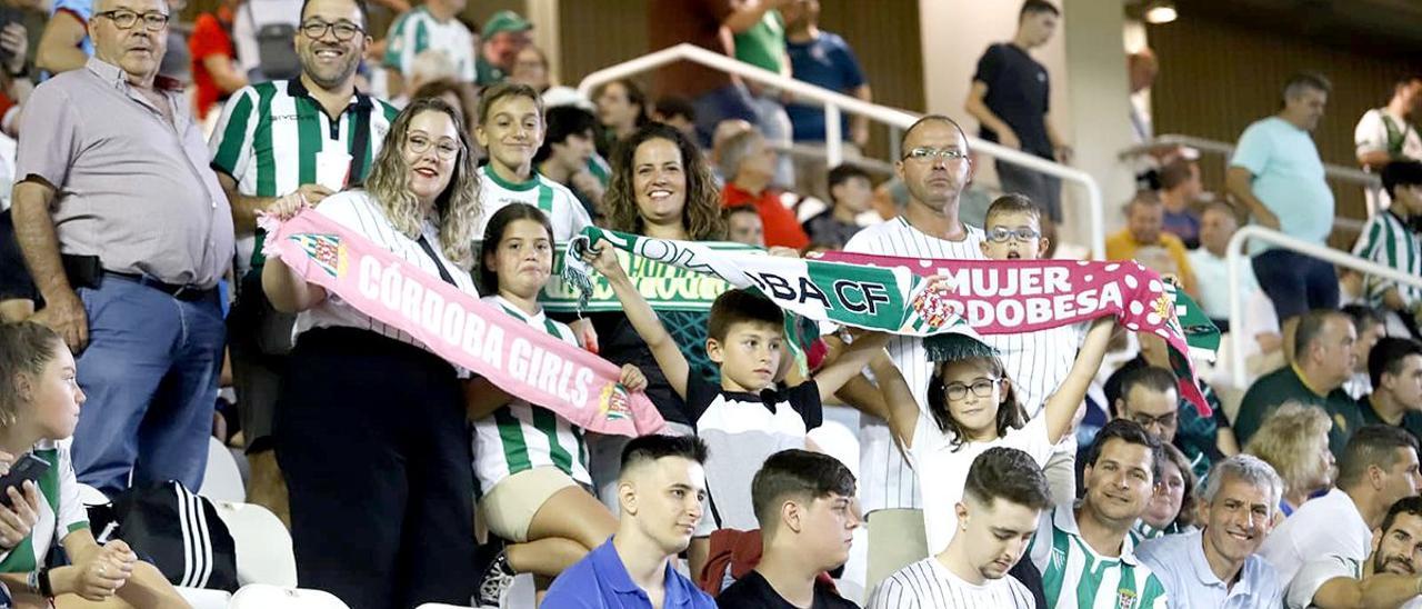 La afición del Córdoba CF anima al equipo en El Arcángel, durante uno de los duelos de esta temporada.