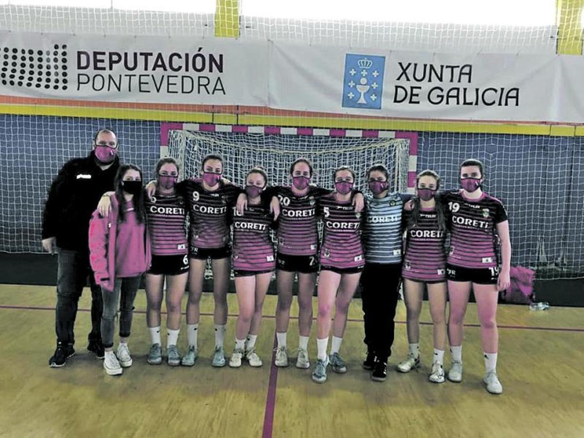 Plantilla del Coreti juvenil femenino campeón de la Liga de Prata de la federación gallega . |  // BM LALÍN
