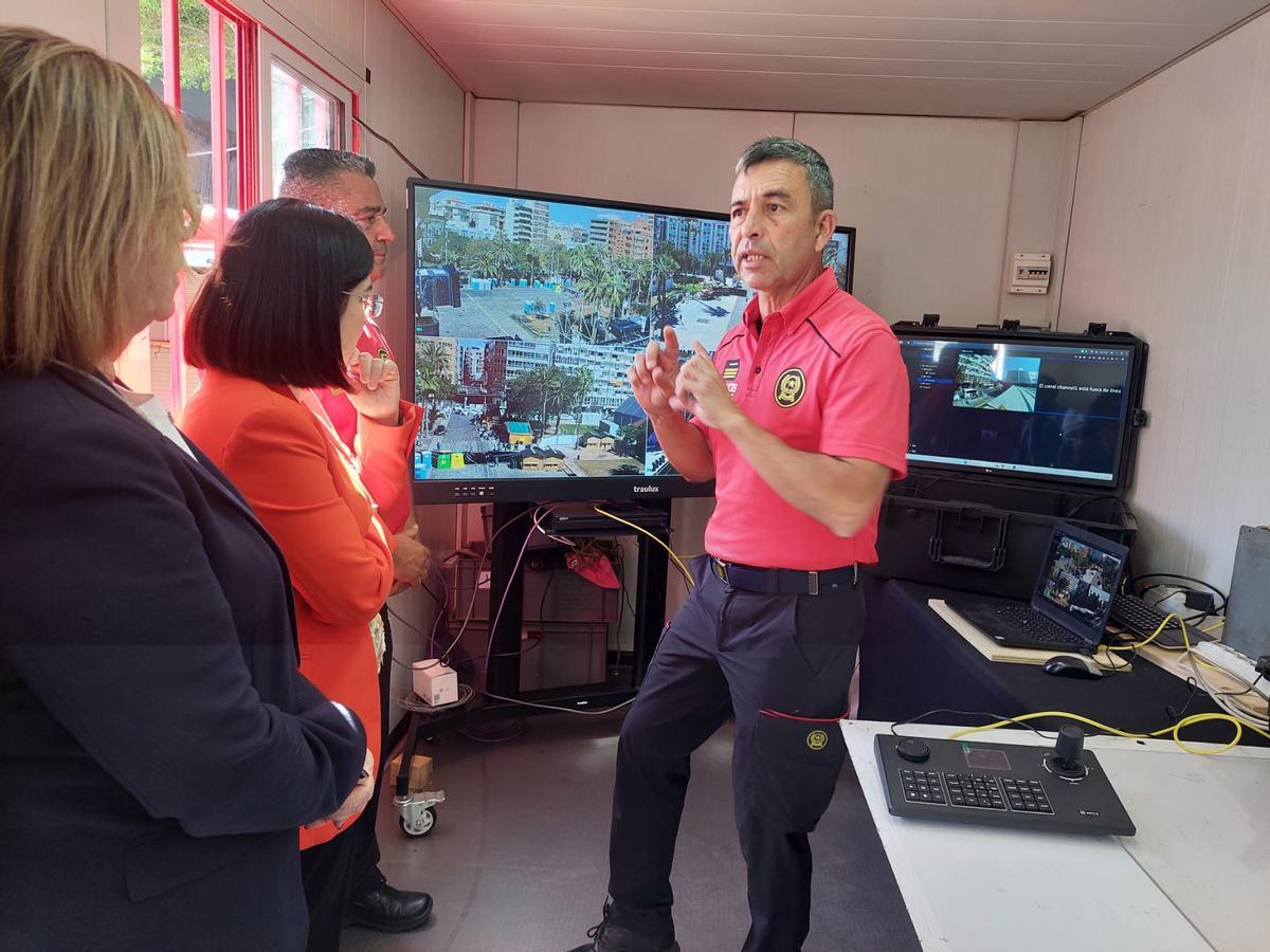 El jefe de Bomberos de la capital explica a la alcaldesa y concejales los dispositivos de vigilancia que desplegarán para el Carnaval