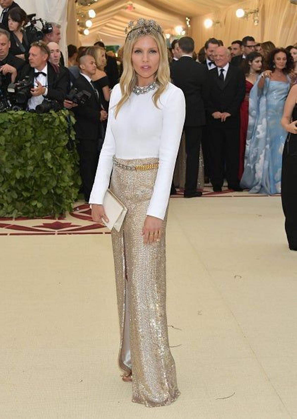 Sienna Miller forzando mirada interesante en la Gala Met