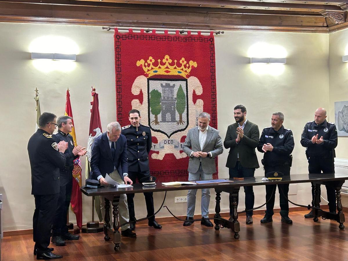 Toma de posesión de efectivos de la Policía Local, este martes.