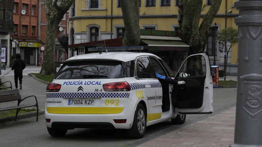 Un coche policial en Langreo.